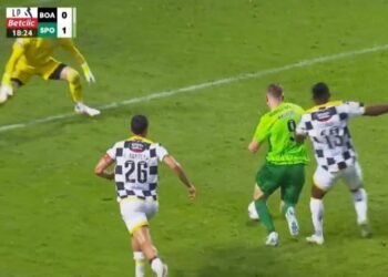 (Video) Momento em que Viktor Gyökeres ficou a pedir grande penalidade mas o árbitro negou