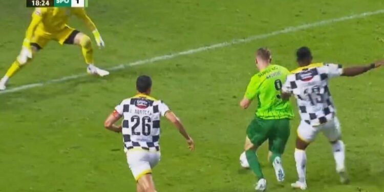 (Video) Momento em que Viktor Gyökeres ficou a pedir grande penalidade mas o árbitro negou