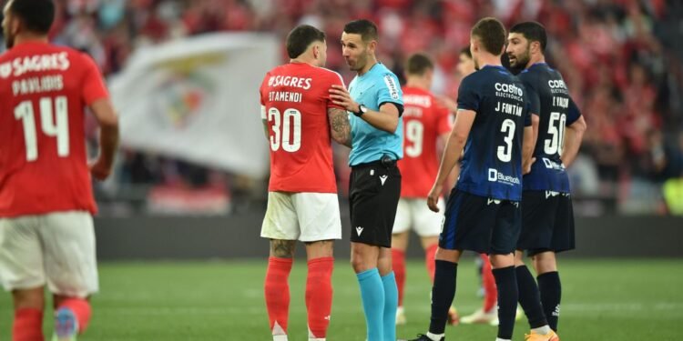 Benfica acusa árbitro de tentar favorecer Sporting