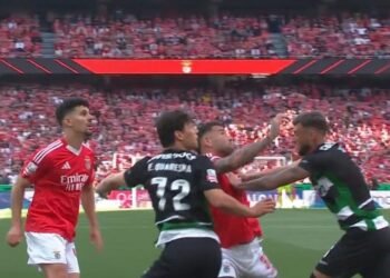 (VÍDEO) Otamendi cai na área e fica a pedir penálti