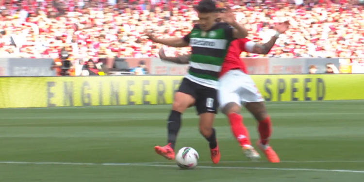 (Video) Sporting ficou a pedir grande penalidade nesse lance mas João Pinheiro ignorou…