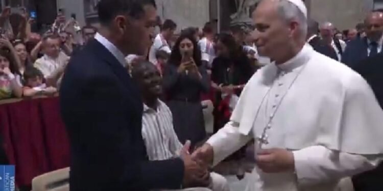 Sérgio Conceição com dura história de vida diante do Papa Leão XIV e não esconde emoção