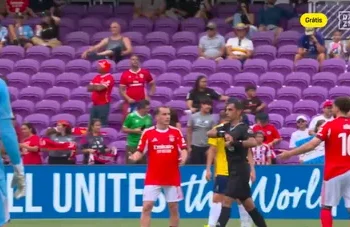 O lance que valeu cartão amarelo e que tira Carreras do jogo com o Bayern Volta dar que falar