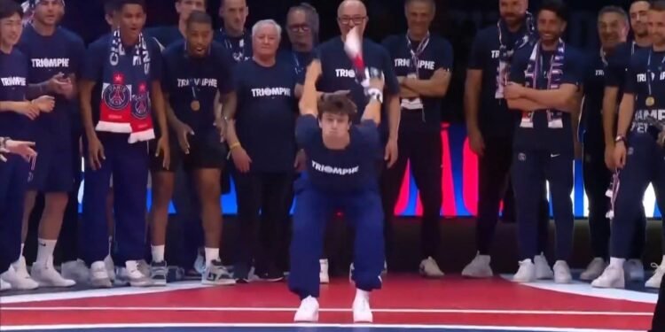 (Video) João Neves surpreende com um ‘mortal’ e leva a todos a loucura