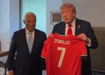(Video) António Costa deu a camisa patrocinada pelo Cristiano Ronaldo com mensagem especial