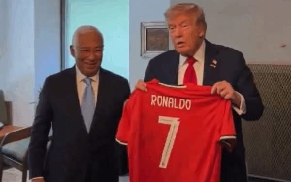 (Video) António Costa deu a camisa patrocinada pelo Cristiano Ronaldo com mensagem especial
