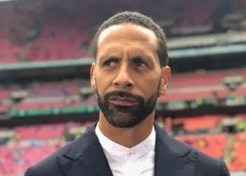 Rio Ferdinand sugere a Viktor Gyökeres a pressionar saída do Sporting