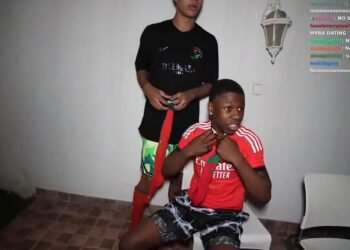 VÍDEO: amigo de Cristianinho obrigado a despir camisola do Benfica em casa de Ronaldo