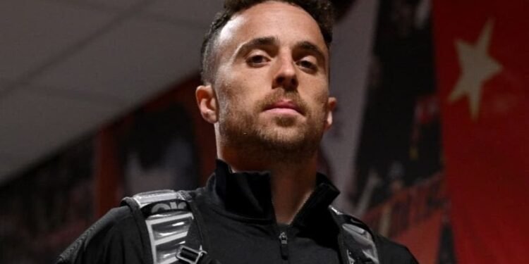 Jogador do Liverpool faz tatuagem em homenagem à Diogo Jota