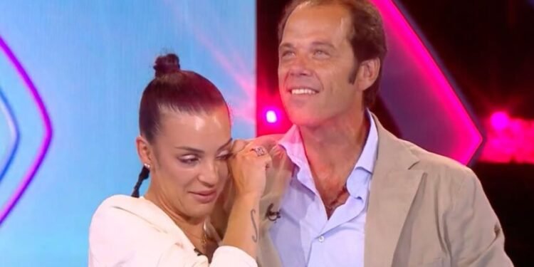 João Moura Caetano e Luíza Abreu confirmam namoro com beijo apaixonado em direto