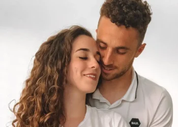 Video: Memorial de Diogo Jota em Anfield recebe visita emocionante da viúva do jogador