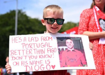 Arrepiante. Diogo Jota e André Silva homenageados no jogo do Liverpool