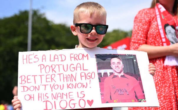 Arrepiante. Diogo Jota e André Silva homenageados no jogo do Liverpool