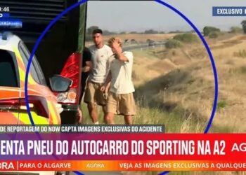 Autocarro do Sporting rebentou um pneu na A2