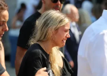 Video! Arrepiante: Mulher de André Silva destroçada agarra o caixão e não quer deixar