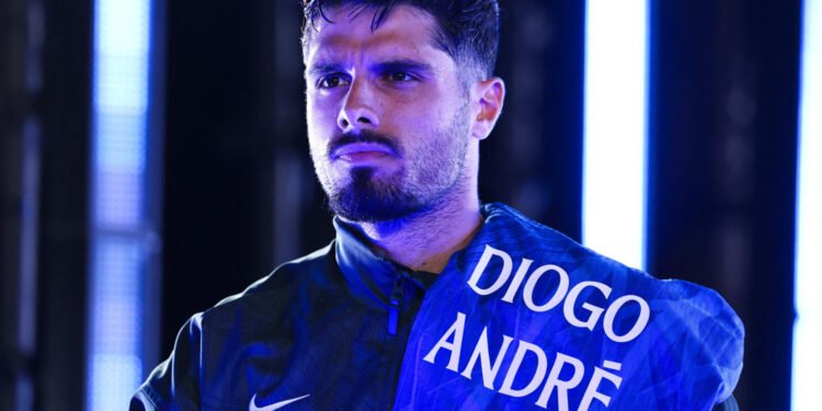 Video: Incrível gesto de Pedro Neto para Diogo Jota após vencer o mundial de clubes já é viral