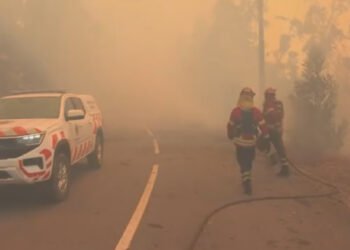 Carro da CNN Portugal destruído por incêndio em direto