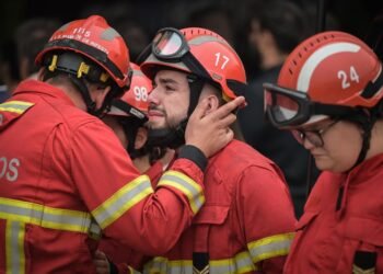 Cinco bombeiros feridos após capotamento de camião a caminho do incêndio em Ponte da Barca