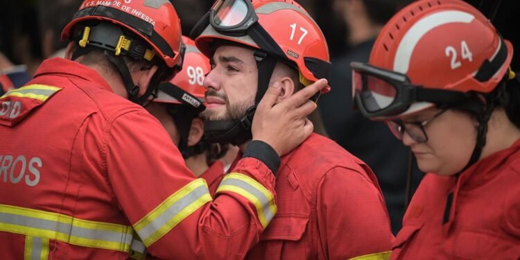 Cinco bombeiros feridos após capotamento de camião a caminho do incêndio em Ponte da Barca