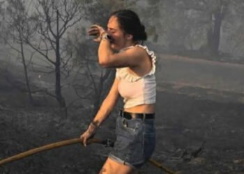 Mulher devastada desaba em lágrimas após perder tudo no incêndio