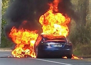 Última hora: Veículo arde na A25