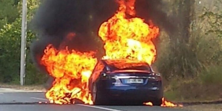 Última hora: Veículo arde na A25