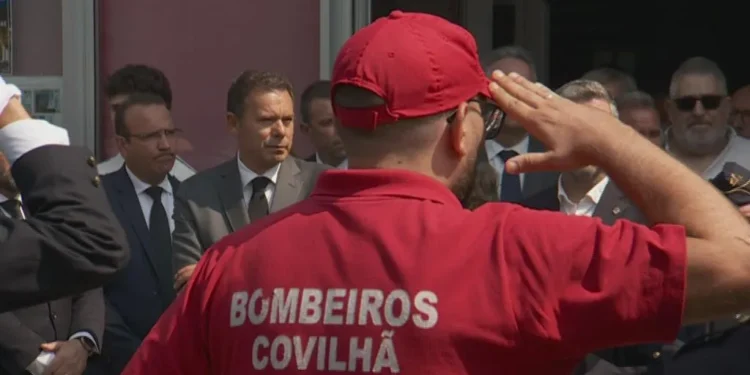 Último adeus do herói bombeiro da Covilhã terminou mal para Luís Montenegro
