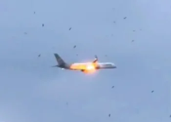 Avião com 273 passageiros incendeia-se durante voo