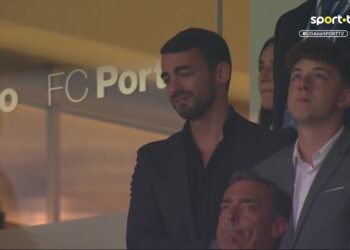 Filhos de Jorge Costa em lágrimas na homenagem ao seu pai