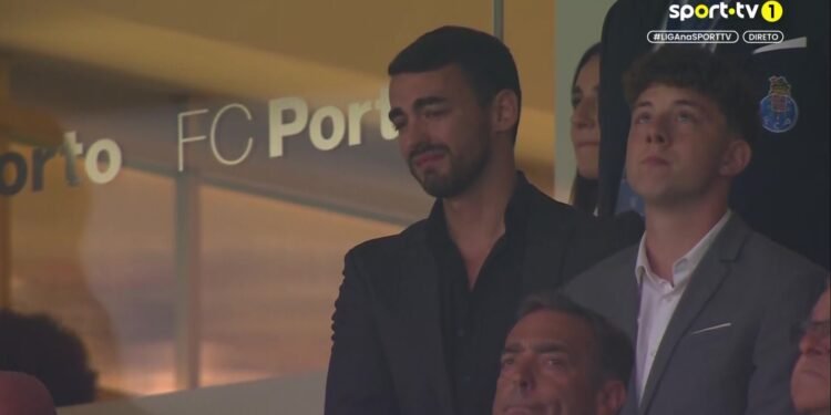 Filhos de Jorge Costa em lágrimas na homenagem ao seu pai