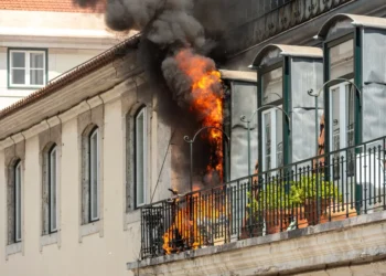Incêndio junto aos Armazéns do Chiado em Lisboa