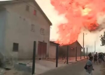 Incêndio obriga a evacuação da aldeia