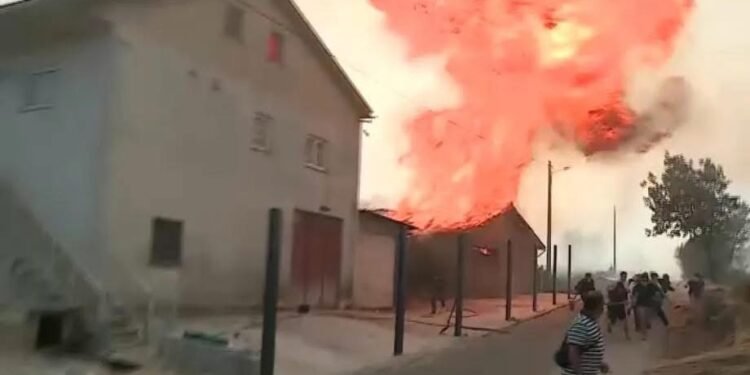 Incêndio obriga a evacuação da aldeia