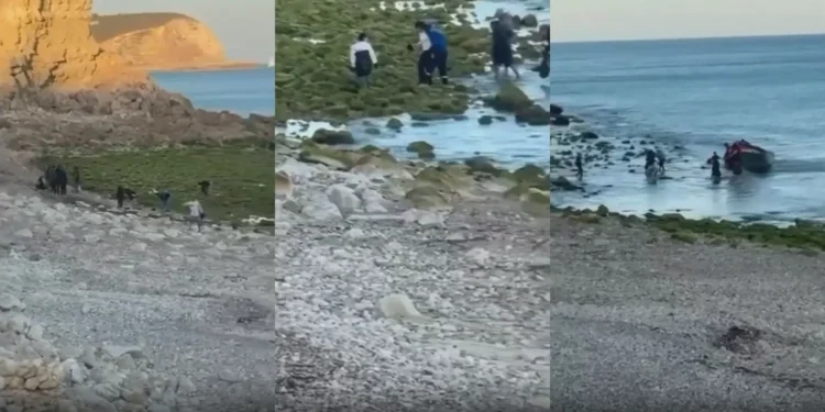 Barco com cerca de 40 pessoas de várias nacionalidades na costa do Algarve