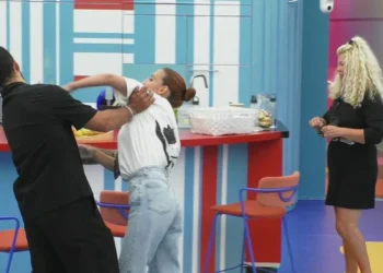 Catarina Miranda lança-se a Afonso Leitão e é empurrado ao chão