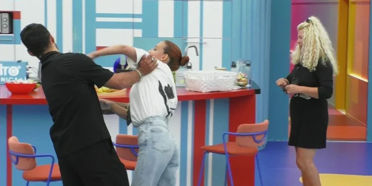 Catarina Miranda lança-se a Afonso Leitão e é empurrado ao chão