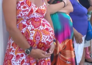 Jovem dá à luz na rua com ajuda dos pais