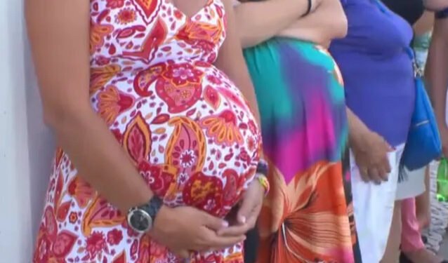 Jovem dá à luz na rua com ajuda dos pais