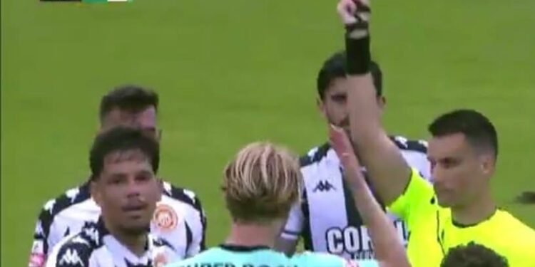 O lance que deu na expulsão do jogador do Nacional contra o Sporting