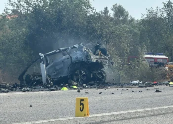 Última hora: Colisão entre carro e camião causa morte em São Bartolomeu