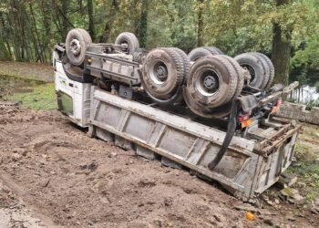 Camião capota junto ao rio Homem em Amares