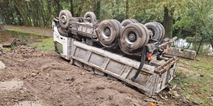 Camião capota junto ao rio Homem em Amares