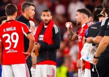 Otamendi confronta Bruno Lage após a derrota do Benfica