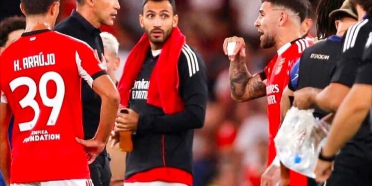 Otamendi confronta Bruno Lage após a derrota do Benfica