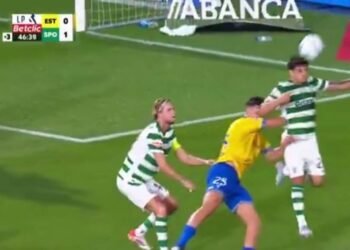 Estoril pediu penálti contra o Sporting, mas o árbitro nada assinalou