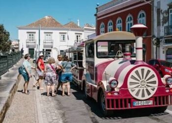 Colisão entre comboios turísticos na Praia do Barril no Algarve faz 14 feridos ligeiros