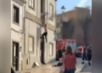 ÚLTIMA HORA: Mulher SALTA de VARANDA para FUGIR do MARIDO que a AMEAÇAVA de MORTE