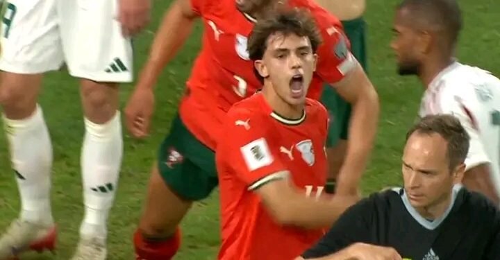 João Félix apanhado a insultar o árbitro no jogo frente à Hungria