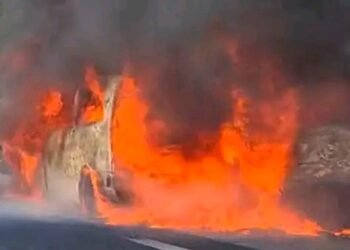 Última hora: polícia resgata condutor de carro em chamas