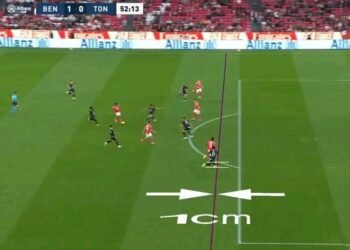 Golo do Benfica anulado por 1cm, dá muito que falar